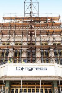 Stillasene holder en bygning sikker under konstruksjon